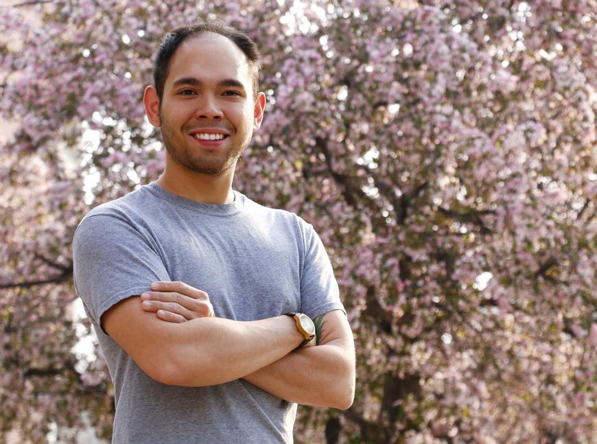 Carlos Bahe今年5月毕业，获得了全球研究学位，现在他要去日本一年，在那里他将通过JET项目教授英语.